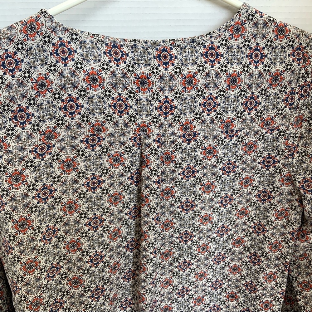 Joie Women's V-neck 100% silk long sleeve‎ button up blouse. Size small - Picture 2 of 9